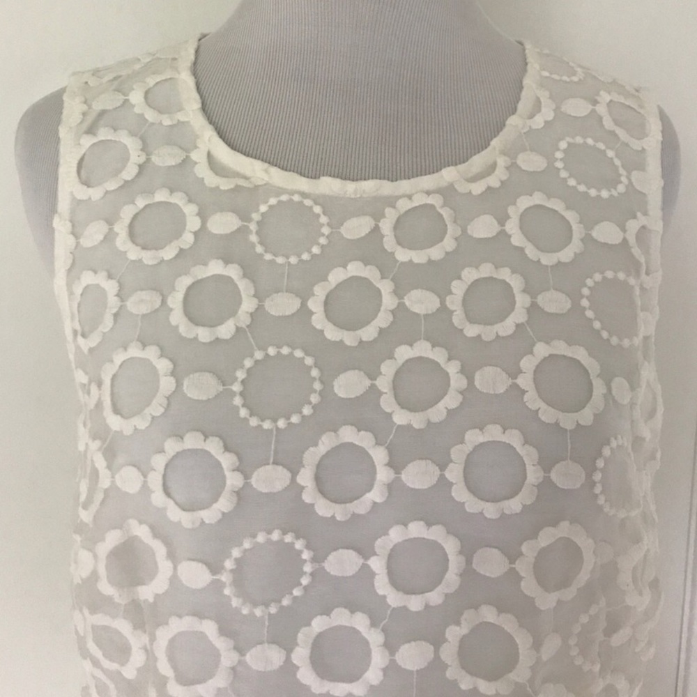 PRETTY TOP LACE DETAILS. - Picture 2 of 8